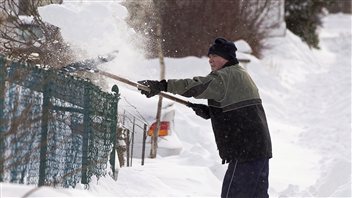 Un habitant de Dartmouth, en Nouvelle-Écosse, déneige devant sa résidence. Un habitant de Dartmouth, en Nouvelle-Écosse, déneige devant sa résidence.