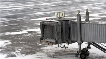 La neige a perturbé les activités de l'aéroport d'Halifax. La neige a perturbé les activités de l'aéroport d'Halifax.