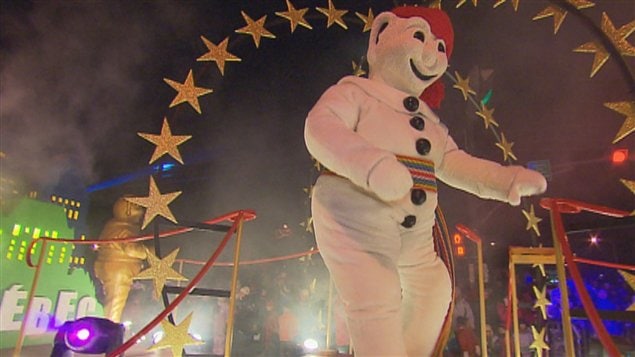Bonhomme Carnaval lors du défilé de nuit de la Basse-Ville Bonhomme Carnaval lors du défilé de nuit de la Basse-Ville