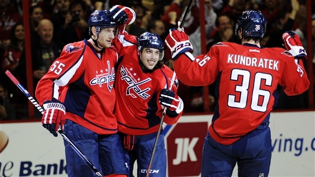 Jeff Schultz (gauche) et Tomas Kundratek célèbrent le but de Mathieu Perreault (centre). Jeff Schultz (gauche) et Tomas Kundratek célèbrent le but de Mathieu Perreault (centre).