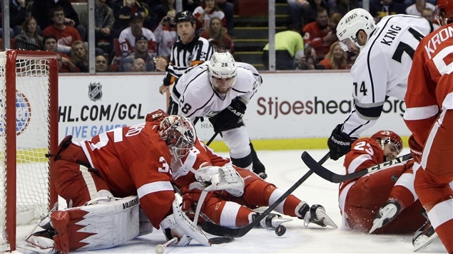 Les Kings tentent de déjouer Jimmy Howard des Red Wings de Détroit. Les Kings tentent de déjouer Jimmy Howard des Red Wings de Détroit.
