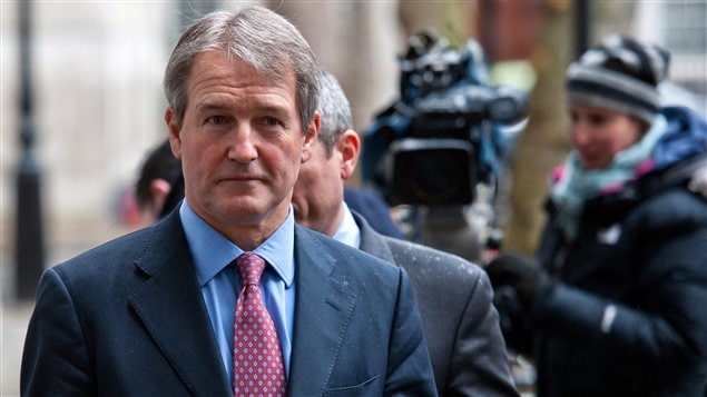 Le ministre britannique de l’Environnement et de l’Alimentation Owen Paterson s’adresse aux médias à propos du scandale de la viande chevaline. Le ministre britannique de l’Environnement et de l’Alimentation Owen Paterson s’adresse aux médias à propos du scandale de la viande chevaline.