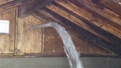 Chaque chargement d'eau coûte 1000 $. Chaque chargement d'eau coûte 1000 $.