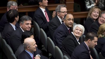 Les nouveaux ministres de l'Ontario regardent vers la mezzanine de l'Assemblée législative durant leur cérémonie d'assermentation, le 11 février 2013. Les nouveaux ministres de l'Ontario regardent vers la mezzanine de l'Assemblée législative durant leur cérémonie d'assermentation, le 11 février 2013.