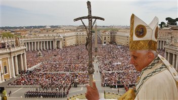 Le pape Benoît XVI lors del sa bénédiction Urbi et Orbi, place Saint-Piertre, en 2006. Le pape Benoît XVI lors del sa bénédiction Urbi et Orbi, place Saint-Piertre, en 2006.