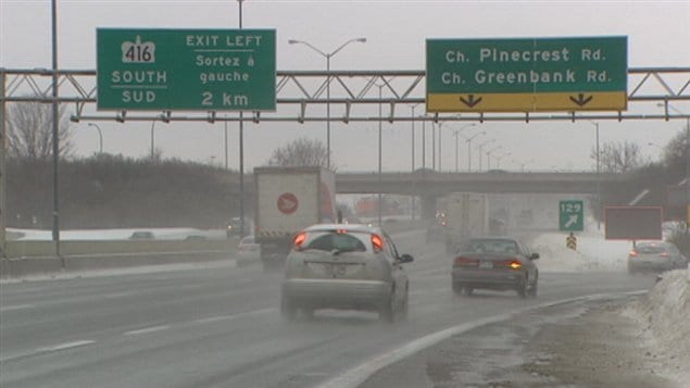 Les jeunes ont lancé la glace du haut du viaduc de la sortie Pinecrest/Greenbank à Ottawa. Les jeunes ont lancé la glace du haut du viaduc de la sortie Pinecrest/Greenbank à Ottawa.