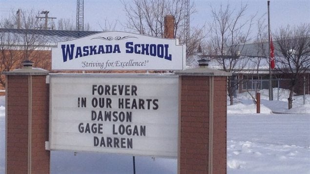 Le drapeau est en berne à l'école de Waskada, le 11 février 2013 et une inscription rend mémoire aux disparus dans un accident d'avion survenu la veille, près de cette communauté du sud-ouest manitobain. Le drapeau est en berne à l'école de Waskada, le 11 février 2013 et une inscription rend mémoire aux disparus dans un accident d'avion survenu la veille, près de cette communauté du sud-ouest manitobain.