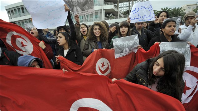 Les manifestants devant le siège de l'Assemblée constituante Les manifestants devant le siège de l'Assemblée constituante