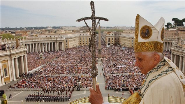 Le pape Benoît XVI lors del sa bénédiction Urbi et Orbi, place Saint-Piertre, en 2006. Le pape Benoît XVI lors del sa bénédiction Urbi et Orbi, place Saint-Piertre, en 2006.