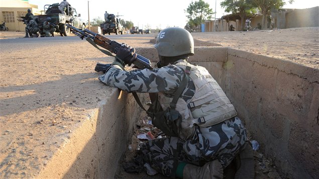 Soldat malien dans la ville de Gao, au Mali Soldat malien dans la ville de Gao, au Mali