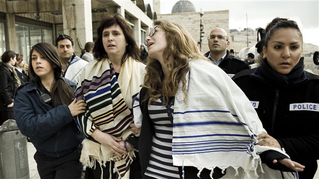 Le rabbin Susan Silverman arrêtée avec sa fille au mur des Lamentations, à Jérusalem. Le rabbin Susan Silverman arrêtée avec sa fille au mur des Lamentations, à Jérusalem.