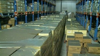 Une couche de poussière a recouvert les boîtes qui contiennent quelque 3,5 millions de dollars en fromage de vieillissement. Une couche de poussière a recouvert les boîtes qui contiennent quelque 3,5 millions de dollars en fromage de vieillissement.