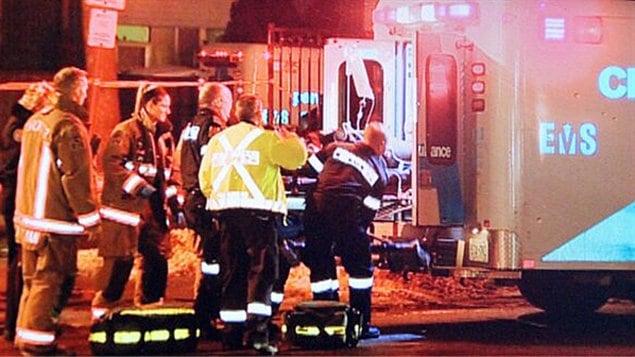 Les ambulanciers interviennent à la suite d’une fusillade près du 40 Turf Grassways dans le nord-ouest de Toronto Les ambulanciers interviennent à la suite d’une fusillade près du 40 Turf Grassways dans le nord-ouest de Toronto