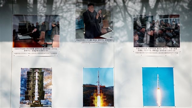 Un tableau présentant les essais nucléaires de Pyongyang devant l'ambassade nord-coréenne à Pékin, en Chine. Un tableau présentant les essais nucléaires de Pyongyang devant l'ambassade nord-coréenne à Pékin, en Chine.