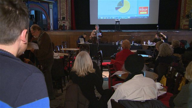 Plusieurs centaines de citoyens se sont réunis au Rialto à l'initiative de la coalition Montréal pour tous. Plusieurs centaines de citoyens se sont réunis au Rialto à l'initiative de la coalition Montréal pour tous.