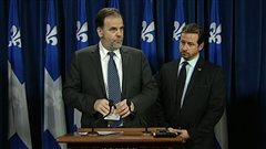 Le ministre de l'Enseignement supérieur, Pierre Duchesne (à gauche) et son collègue de l'Environnement, Yves-François Blanchet. Le ministre de l'Enseignement supérieur, Pierre Duchesne (à gauche) et son collègue de l'Environnement, Yves-François Blanchet.