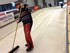 Les travailleurs sur la piste de Sanki Les travailleurs sur la piste de Sanki