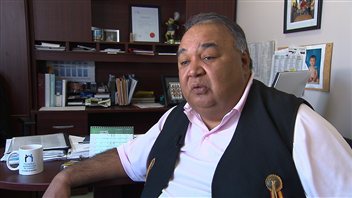 Paul-Émile Ottawa dirige le conseil de bande de Manawan. Paul-Émile Ottawa dirige le conseil de bande de Manawan.