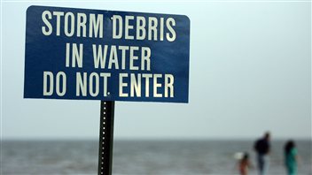 Un panneau sur une plage du Mississippi à l'ouverture de la saison cyclonique qui a suivi le passage de l'ouragan Katrina en août 2005 Un panneau sur une plage du Mississippi à l'ouverture de la saison cyclonique qui a suivi le passage de l'ouragan Katrina en août 2005