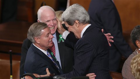 Le secrétaire d'État John Kerry (droite) avec les sénateurs républicains John McCain (centre) et Lindsay Graham (gauche) Le secrétaire d'État John Kerry (droite) avec les sénateurs républicains John McCain (centre) et Lindsay Graham (gauche)