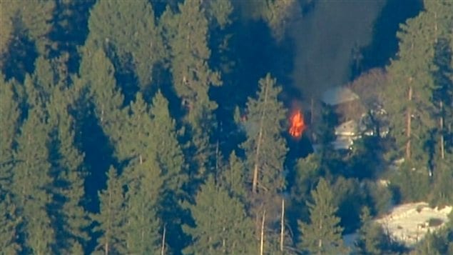 Le chalet en feu où se serait réfugié l'ex-policier de Los Angeles recherché pour plusieurs meurtres, dans la région de Big Bear, au nord-est de Los Angeles. Le chalet en feu où se serait réfugié l'ex-policier de Los Angeles recherché pour plusieurs meurtres, dans la région de Big Bear, au nord-est de Los Angeles.