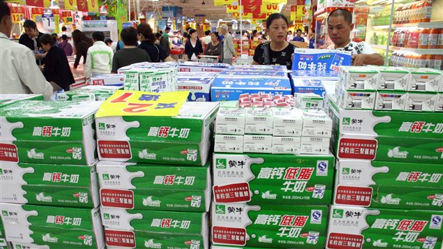 Des Chinois examinent des boîtes de lait en poudre dans un supermarché de Nanjing en septembre 2008, tout de suite après l'éclatement du scandale du lait contaminé. Des Chinois examinent des boîtes de lait en poudre dans un supermarché de Nanjing en septembre 2008, tout de suite après l'éclatement du scandale du lait contaminé.