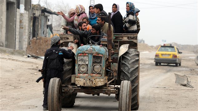 Des Syriens fuient les combats à Alep Des Syriens fuient les combats à Alep