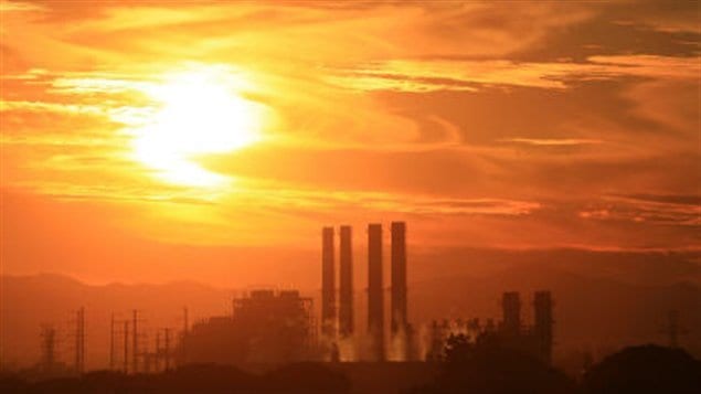 Paysage avec usine au moyen plan. Paysage avec usine au moyen plan.