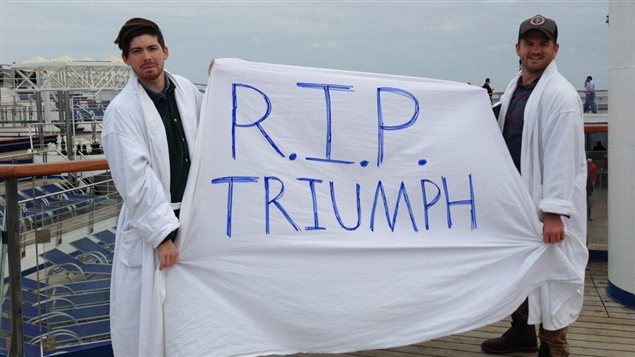 Les passagers du Carnival Triumph se sont tournés vers les réseaux sociaux pour exprimer leur désarroi, face aux mauvaises conditions de vie à bord du paquebot. Les passagers du Carnival Triumph se sont tournés vers les réseaux sociaux pour exprimer leur désarroi, face aux mauvaises conditions de vie à bord du paquebot.