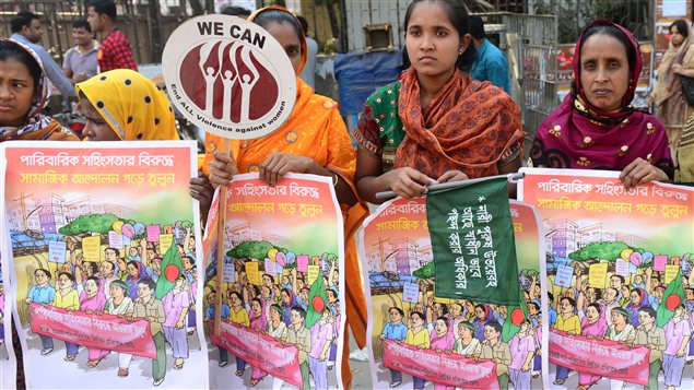 Des femmes sont descendues dans les rues au Bangladesh pour protester contre la violence faites aux femmes et aux filles. Des femmes sont descendues dans les rues au Bangladesh pour protester contre la violence faites aux femmes et aux filles.