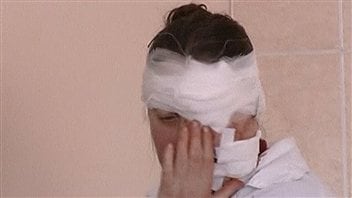 Une femme blessée au visage est traitée dans un hôpital de la région. Une femme blessée au visage est traitée dans un hôpital de la région.