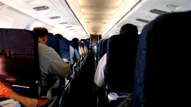 L'intérieur d'un avion commercial L'intérieur d'un avion commercial