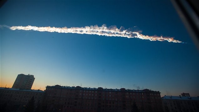 Une traînée de fumée laissée par une météorite dans le ciel de Chelyabinsk, en Russie. Une traînée de fumée laissée par une météorite dans le ciel de Chelyabinsk, en Russie.