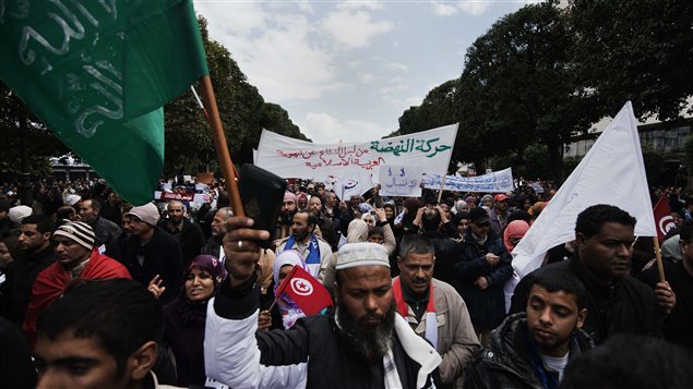 Les partisans d'Enahda manifestent pour la deuxième fois depuis l'assassinat de l'opposant Chokri Belaïd. Les partisans d'Enahda manifestent pour la deuxième fois depuis l'assassinat de l'opposant Chokri Belaïd.