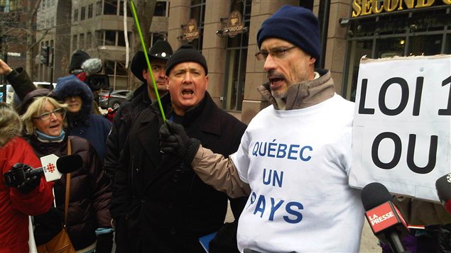 Un manifestant pour l'indépendance du Québec, avenue McGill-College, à Montréal, dimanche Un manifestant pour l'indépendance du Québec, avenue McGill-College, à Montréal, dimanche