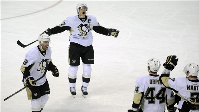 Les Penguins de Pittsburgh célèbrent le but du défenseur Paul Martin. Les Penguins de Pittsburgh célèbrent le but du défenseur Paul Martin.