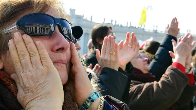 La foule écoute le pape Benoît XVI célébrer son avant-dernier angélus. La foule écoute le pape Benoît XVI célébrer son avant-dernier angélus.