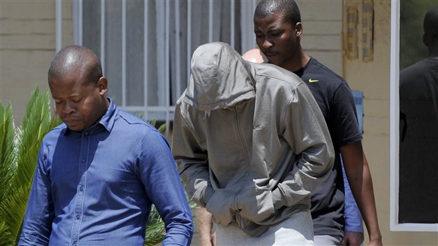 Oscar Pistorius est arrêté par la police jeudi. Oscar Pistorius est arrêté par la police jeudi.