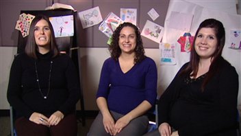 Geneviève Préseault, Nadia Molina et Édith Grenier accoucheront toutes trois dans les prochains mois. Une d'entre elles (Nadia) a choisi de donner naissance à son enfant en Ontario. Geneviève Préseault, Nadia Molina et Édith Grenier accoucheront toutes trois dans les prochains mois. Une d'entre elles (Nadia) a choisi de donner naissance à son enfant en Ontario.