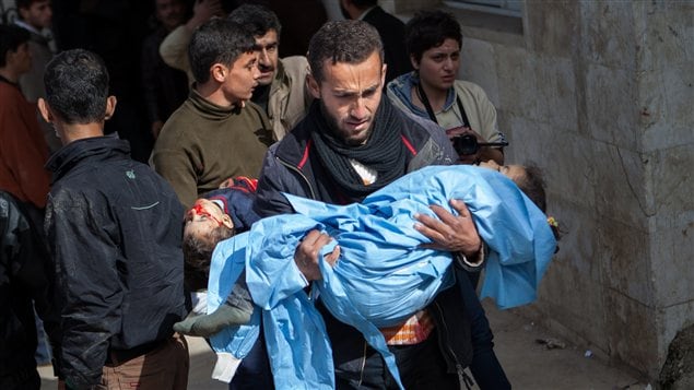 Deux jeunes enfants sont portés à la morgue à la suite d'un bombardement aérien contre la ville de Hass, dans le nord de la Syrie. Deux jeunes enfants sont portés à la morgue à la suite d'un bombardement aérien contre la ville de Hass, dans le nord de la Syrie.