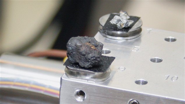 Un des fragments de la météorite retrouvés par les chercheurs. Un des fragments de la météorite retrouvés par les chercheurs.