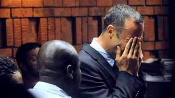 L'athlète handisport sud-africain Oscar Pistorius lors de sa comparution devant le tribunal le 15 février 2013. L'athlète handisport sud-africain Oscar Pistorius lors de sa comparution devant le tribunal le 15 février 2013.
