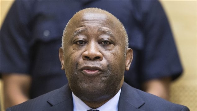 L'ex-président ivoirien Laurent Gbagbo a assisté à l'audience en silence dans le fond de la salle. L'ex-président ivoirien Laurent Gbagbo a assisté à l'audience en silence dans le fond de la salle.
