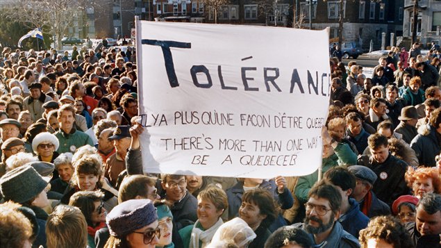 En 1989, des anglophones manifestent à Montréal contre la loi 178 sur la langue. En 1989, des anglophones manifestent à Montréal contre la loi 178 sur la langue.