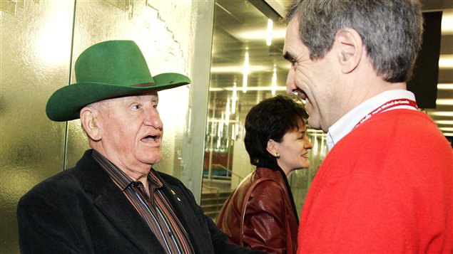 L'ex-ministre de l'Agriculture Eugene Whelan en novembre 2008 à Montréal, en compagnie de l'ancien chef du Parti libéral du Canada Michael Ignatieff. L'ex-ministre de l'Agriculture Eugene Whelan en novembre 2008 à Montréal, en compagnie de l'ancien chef du Parti libéral du Canada Michael Ignatieff.