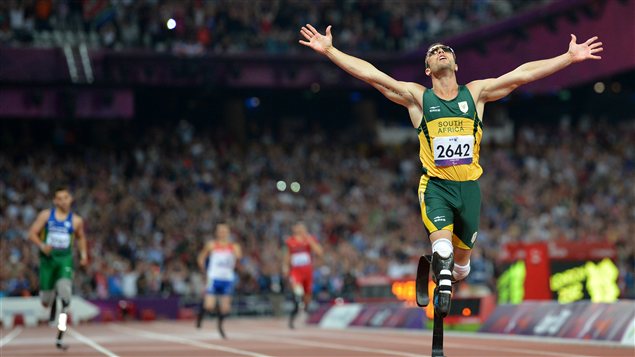 L'athlète handicapé sud-africain Oscar Pistorius à l'épreuve du 400 mètres au Jeux paralympiques de Londres en 2012. L'athlète handicapé sud-africain Oscar Pistorius à l'épreuve du 400 mètres au Jeux paralympiques de Londres en 2012.