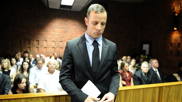 L'athlète handicapé sud-africain Oscar Pistorius au tribunal de Pretoria le 20 février 2013. L'athlète handicapé sud-africain Oscar Pistorius au tribunal de Pretoria le 20 février 2013.