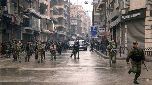 Les forces du régime Al-Assad se déploient, mercredi, dans les rues d’Alep, où des combats ont lieu près de l’aéroport international. Les forces du régime Al-Assad se déploient, mercredi, dans les rues d’Alep, où des combats ont lieu près de l’aéroport international.