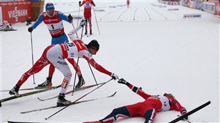 Harvey félicite Northug sous le regard de Kriukov Harvey félicite Northug sous le regard de Kriukov