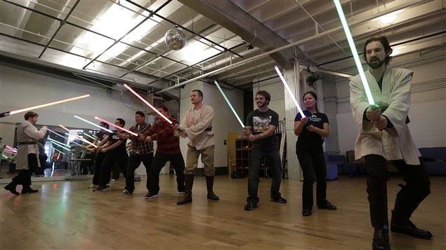 Des Jedis lors d'un cours d'une chorégraphie de combat Des Jedis lors d'un cours d'une chorégraphie de combat